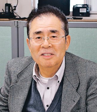 カラフル<br />射水市の作道地域振興会事務局長・作道コミュニティセンター長・佐伯靖彦さん