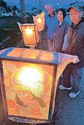 国道沿いのトッペ行燈、幻想的　砺波・庄川観光祭に合わせ種田公民館が設置