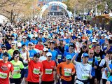 次々とスタートを切るランナー=高岡市役所前