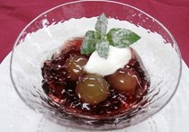 巨峰の赤ワインジュレ濃厚ヨーグルト添え