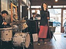 山町筋にジャズの音色響く　高岡・御車山祭合わせライブ