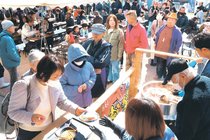 タラ汁やカニ汁、熱々の一杯味わう　朝日・ヒスイテラスで鍋フェス