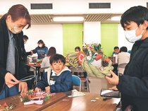 しめ飾り作って正月へ準備　南砺・福野中部まちづくり協が体験会