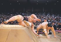 朝乃山「前に出て負けた」　連勝ストップも暗さなし