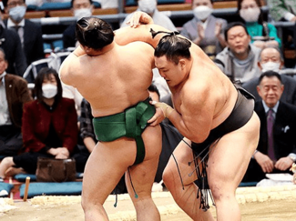朝乃山粘り３連勝　大相撲春場所３日目