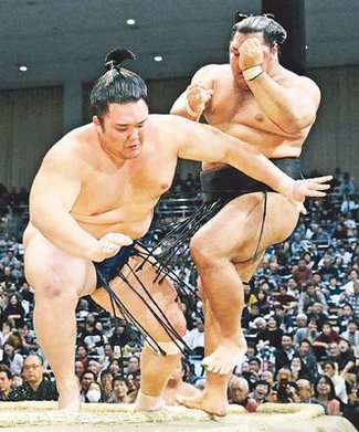 朝乃山３勝目、連敗止める　九州場所７日目
