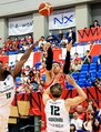 富山-神戸 第3Q、ディフェンスをかわして3点シュートを放つケネディ