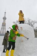 開幕控え市民が雪像づくり