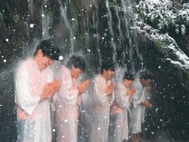 大寒に心身清め願い込めて滝行　上市・大岩山日石寺
