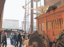 一番街通の山車に展示替え　高岡御車山会館