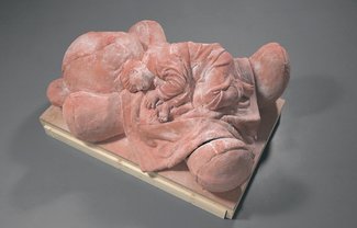 ＜美の深淵　日展富山展＞３<br />彫刻「テディベア」／酒井華（特選、茨城）