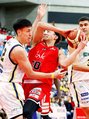 富山-宇都宮 第2Q、上田(中央)が厳しいディフェンスに苦しみながらシュートを狙う