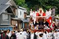 山車の笛太鼓、青空に鳴る