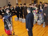 謝辞を述べる堀内さん（手前左）＝舟橋会館