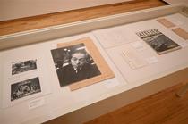 戦後美術、貴重な資料　県美術館　元美術誌編集者寄贈の１２０点公開