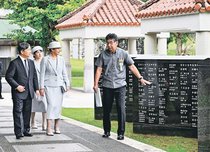 天皇ご一家が沖縄で慰霊　戦後８０年、戦没者墓苑に供花