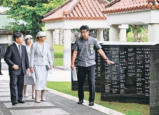 天皇ご一家が沖縄で慰霊　戦後８０年、戦没者墓苑に供花