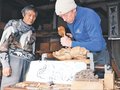 “聖地”井波で腕磨き　英国人彫刻家ギャレットさん、工房で木彫刻体験