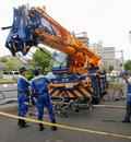 クレーン車歩道に、４人けが