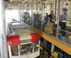 路面電車の車両基地を見学する児童ら＝富山地鉄南富山車両基地