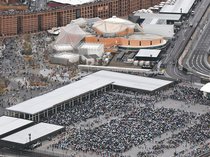 大阪・関西万博開幕、「並ばない」理想空転　随所で行列と滞留