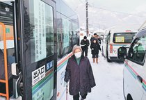 ＜現代写会　衆院選＞<br />市営バスが投票所