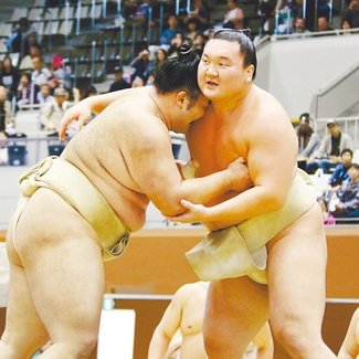 白鵬に胸借りる　横綱「柔らかさの中に強さ」