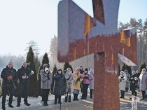 ウクライナで追悼、悲しみと怒り　侵攻から３年、抵抗の地・イルピンの墓標前ではおえつ