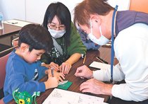 伝統技法に触れる　高岡漆器、親子で「青貝塗」体験