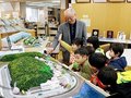 雨晴走る氷見線ジオラマ、舟橋村図書館で再現　村在住の愛好家、大上さん