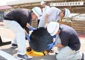 ３市から派遣されている職員がマンホールを設置した