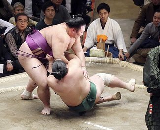 朝乃山、佐田の海突き落とし２勝目　初場所７日目