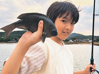釣果はいけん<br />メジナ体長３０センチ　中曽根茂さん（１２）射水市三日曽根