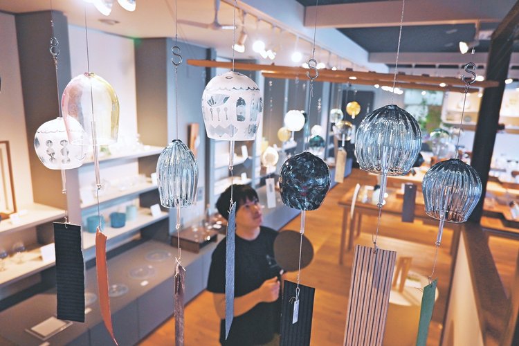 揺れる音色 涼しげ 富山ガラス工房で「風鈴展」｜北日本新聞webunプラス