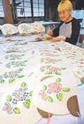 アジサイ・金魚 涼しげ　南砺・五箇山和紙の里でうちわ作り