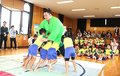朝乃山関が県警の一日部長　園児と取組、防犯呼び掛け