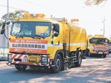 清掃活動に出発する参加者=富山市の城山公園