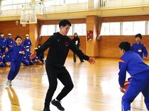 バスケ楽しいね！　グラウジーズが砺波北部小で教室