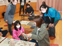 地元産のわらでしめ飾り作り　射水・大島地域の親子ら３０人が体験