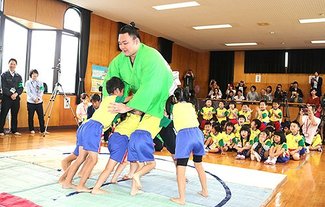 朝乃山関が県警の一日部長　園児と取組、防犯呼び掛け
