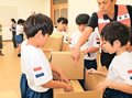 段ボールベッド「寝心地いいね」　黒部・石田小３年、防災講座で組み立て学ぶ