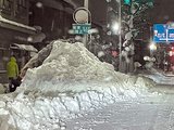 雪が降りしきる中、早朝から除雪作業に追われる住民＝６日午前５時４０分ごろ、富山市西田地方