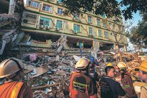 ミャンマー地震死者２０００人超　７２時間経過、不明者多数