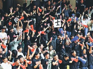 大声援、市民一丸で選手を後押し　春中ハンドで氷見西條男子連覇、復興に弾み