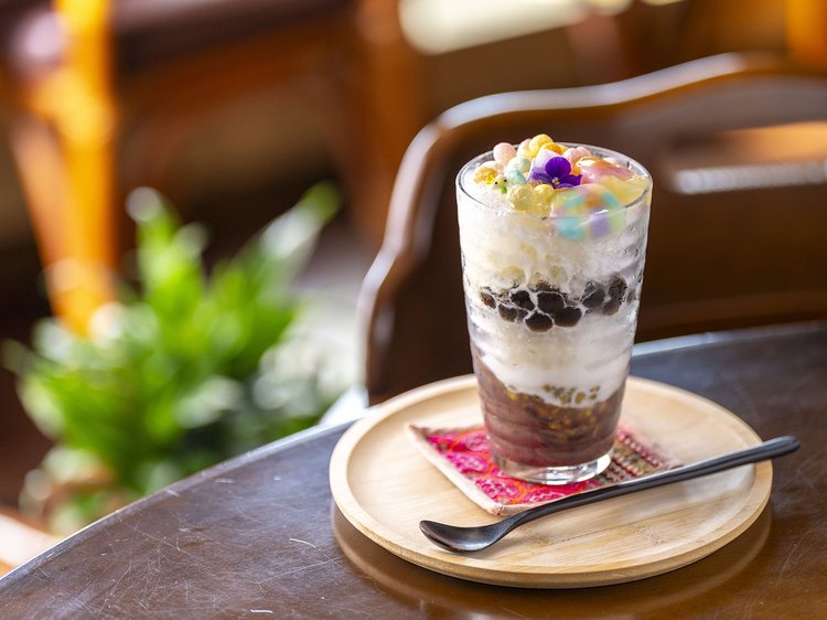 花・果物入り氷がソーダに、濃いコーヒー氷がミルクに、浮かんで