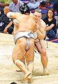 朝乃山１０勝目　誉富士を寄り切る