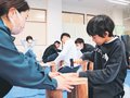 地元産スギでいす作り　立山町高野小で木工教室