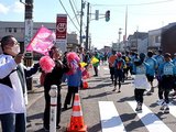 旗やポンポンを手にエールを送る人たち=高岡市野村