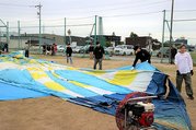 熱気球を広げて飛ばす準備をする人たち