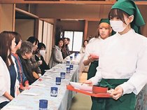 育てた野菜を味わって　総合カレッジＳＥＯ生徒が保護者にランチ提供